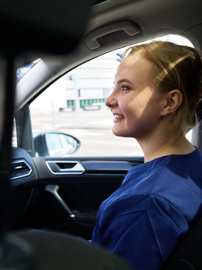 Hammaslääkäri Vilma Sääski matkalla kotikäynnin jälkeen